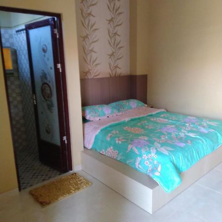 R3 Brawijaya Homestay Banyuwangi  Exteriör bild