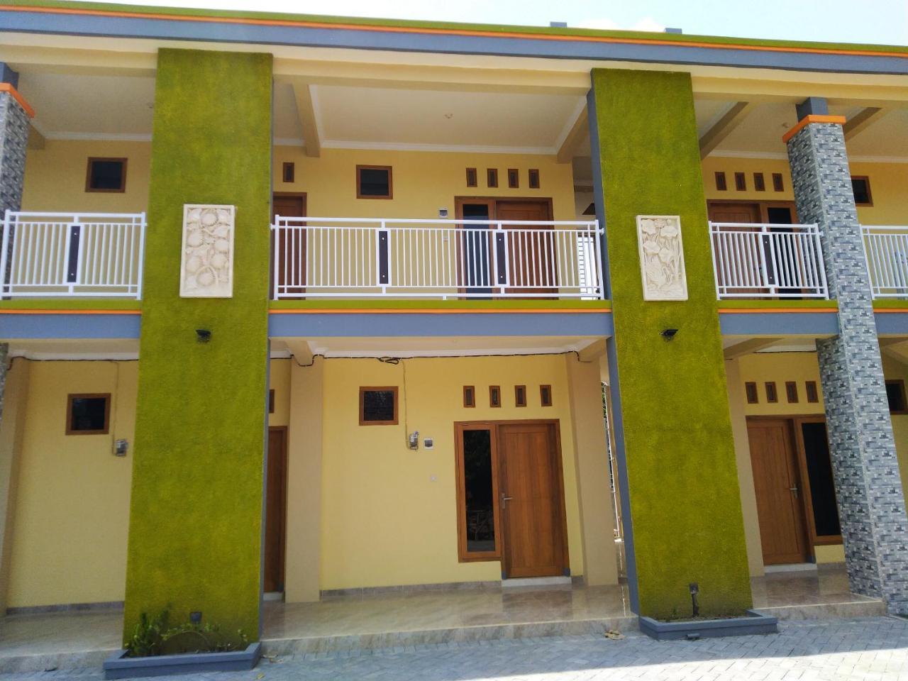 R3 Brawijaya Homestay Banyuwangi  Exteriör bild