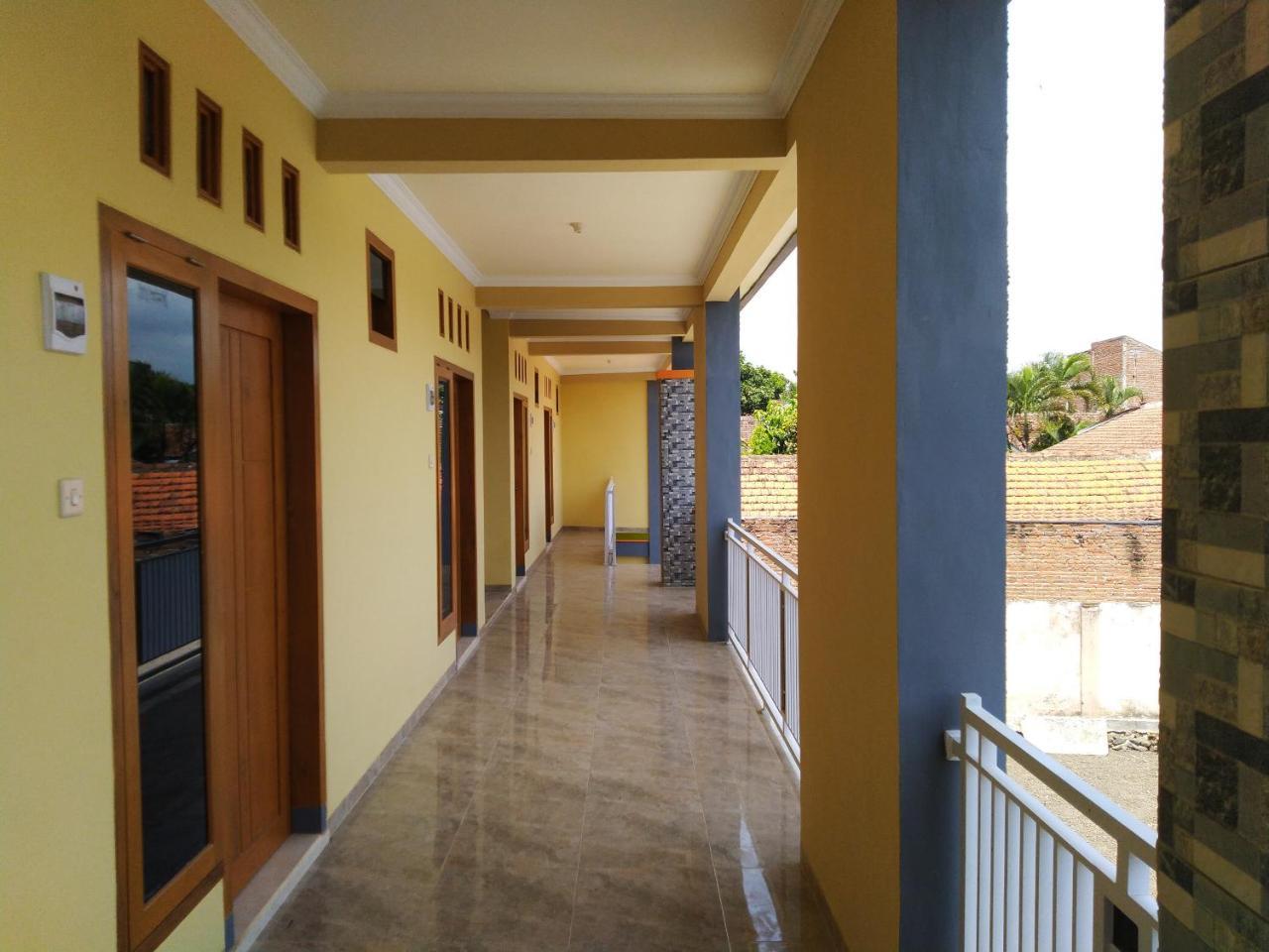 R3 Brawijaya Homestay Banyuwangi  Exteriör bild