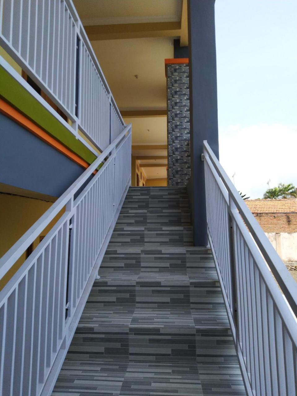 R3 Brawijaya Homestay Banyuwangi  Exteriör bild
