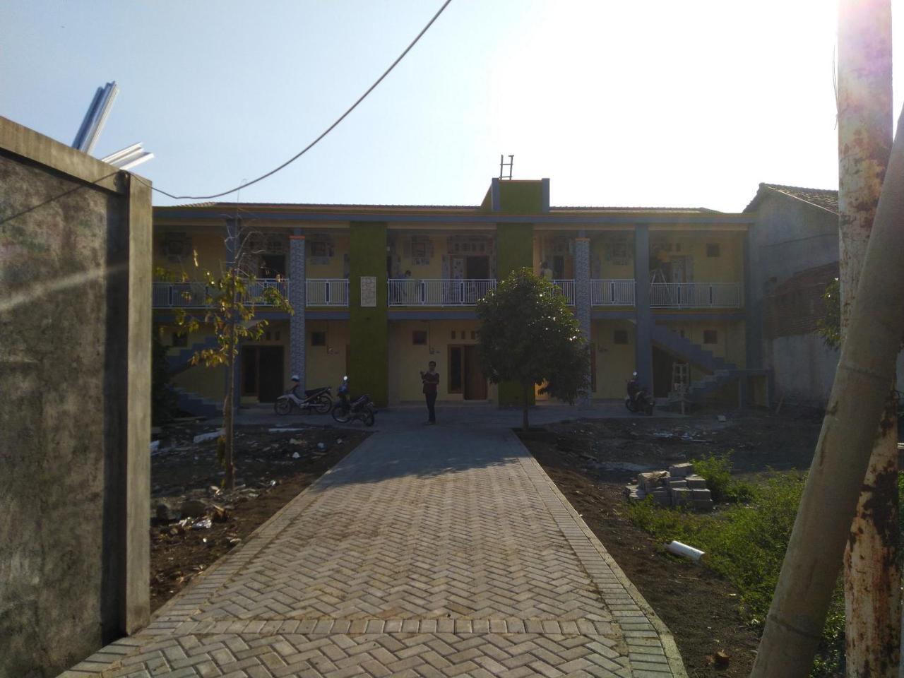 R3 Brawijaya Homestay Banyuwangi  Exteriör bild