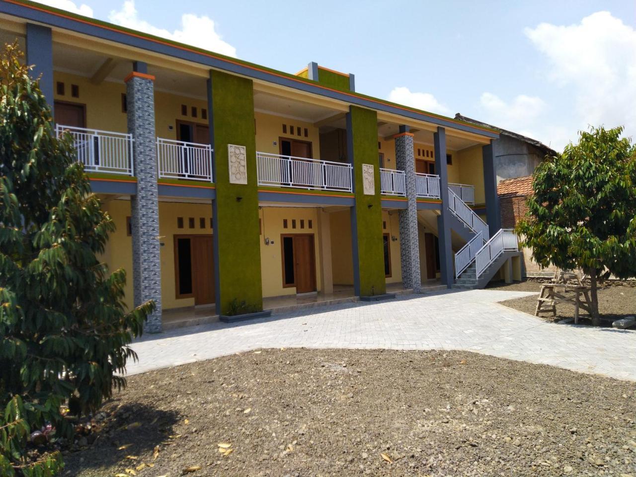 R3 Brawijaya Homestay Banyuwangi  Exteriör bild