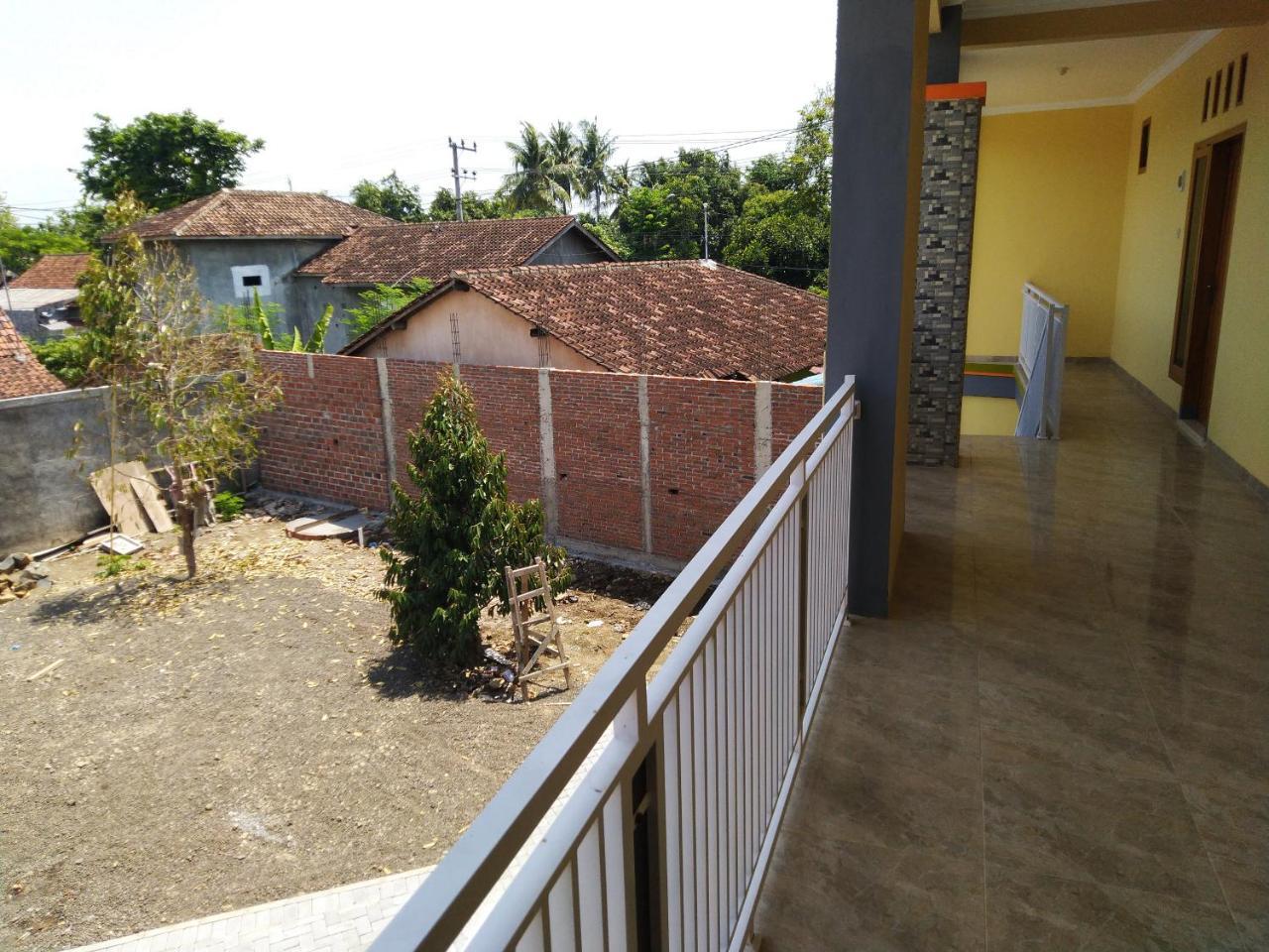 R3 Brawijaya Homestay Banyuwangi  Exteriör bild