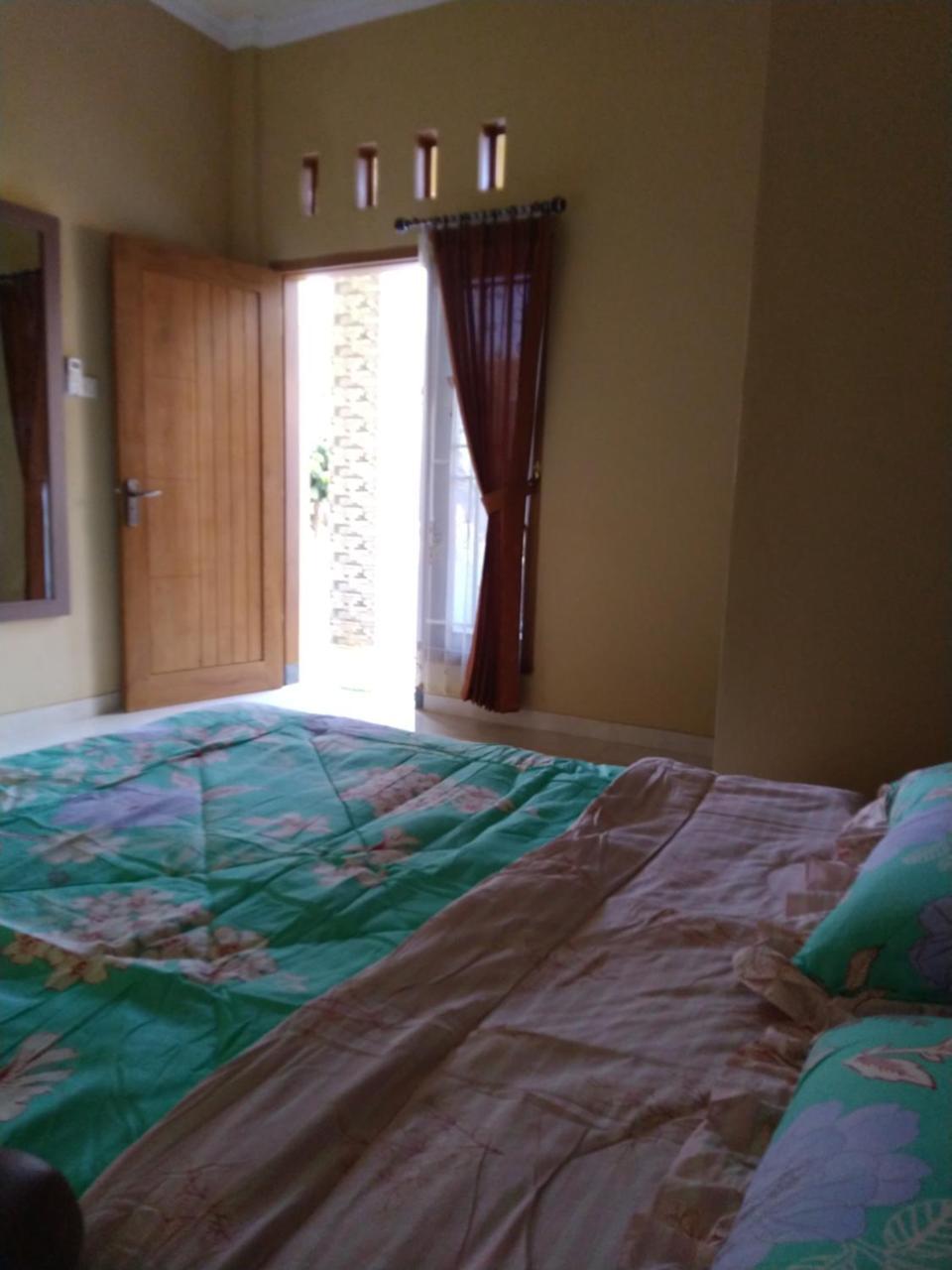 R3 Brawijaya Homestay Banyuwangi  Exteriör bild