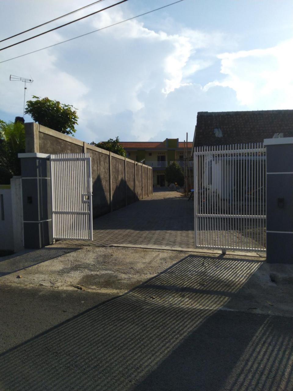 R3 Brawijaya Homestay Banyuwangi  Exteriör bild