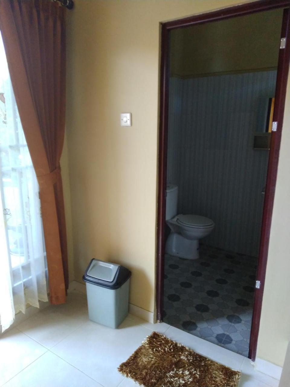 R3 Brawijaya Homestay Banyuwangi  Exteriör bild