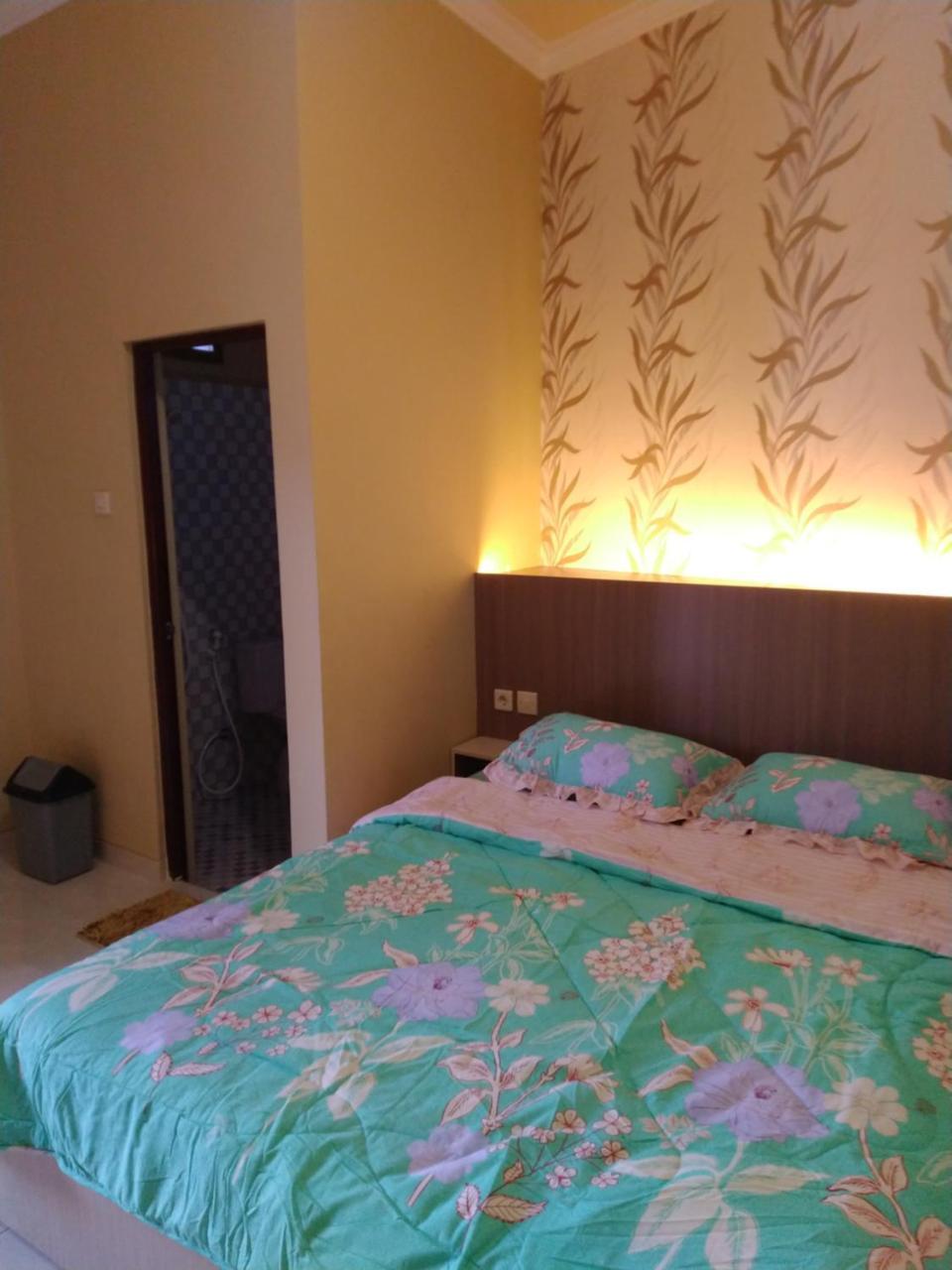 R3 Brawijaya Homestay Banyuwangi  Exteriör bild