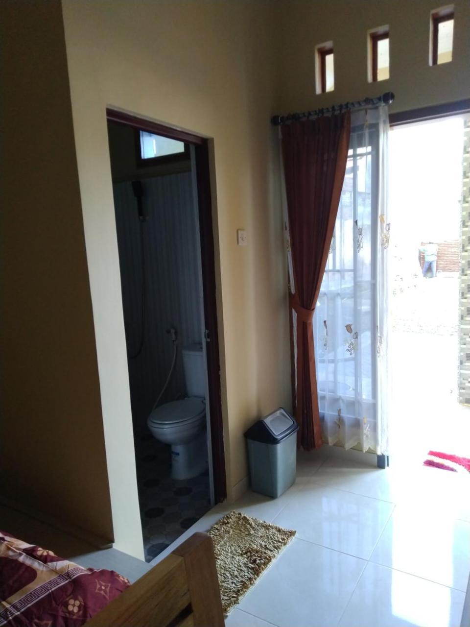 R3 Brawijaya Homestay Banyuwangi  Exteriör bild