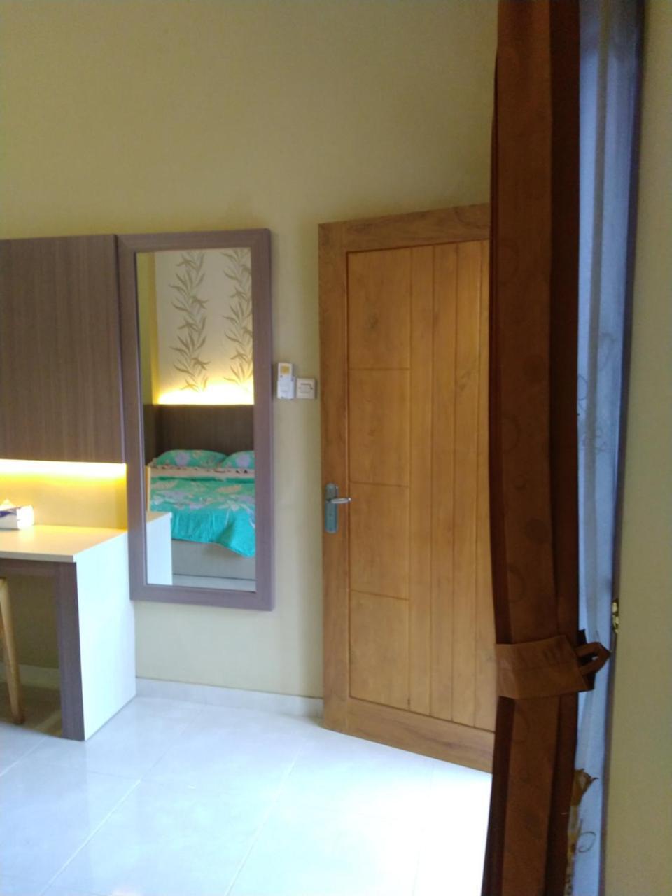 R3 Brawijaya Homestay Banyuwangi  Exteriör bild