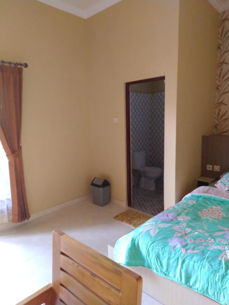 R3 Brawijaya Homestay Banyuwangi  Exteriör bild