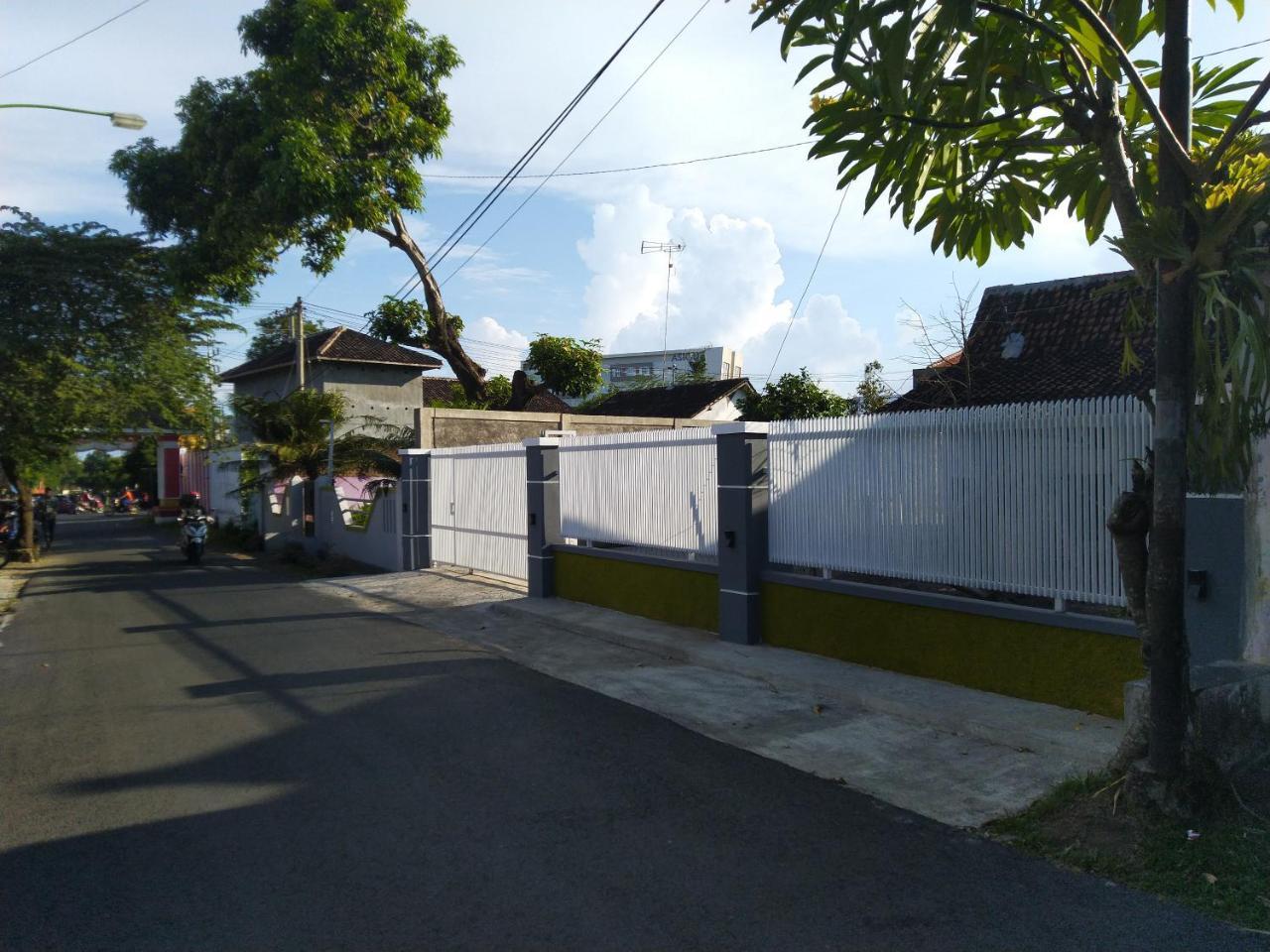 R3 Brawijaya Homestay Banyuwangi  Exteriör bild