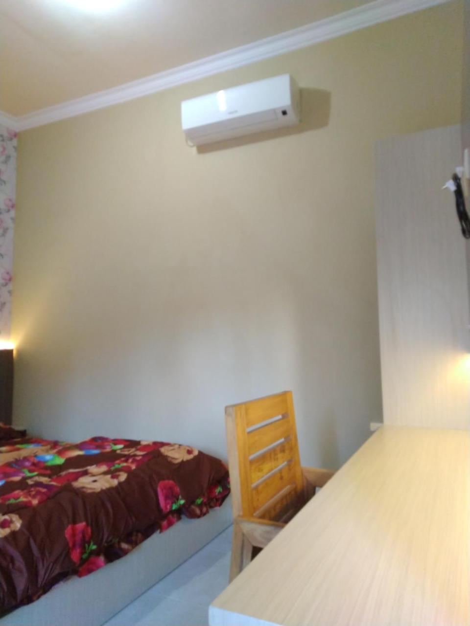 R3 Brawijaya Homestay Banyuwangi  Exteriör bild