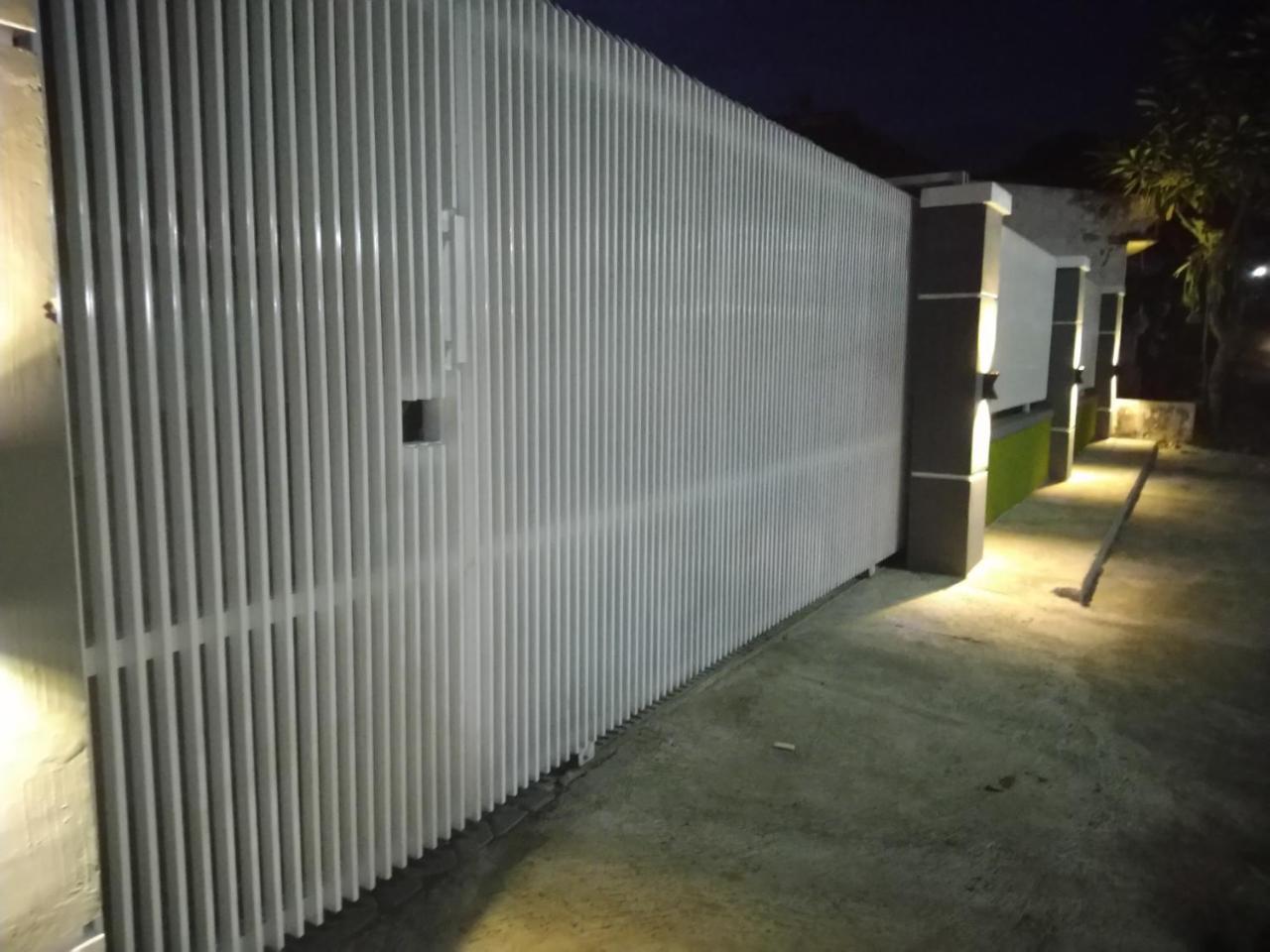 R3 Brawijaya Homestay Banyuwangi  Exteriör bild