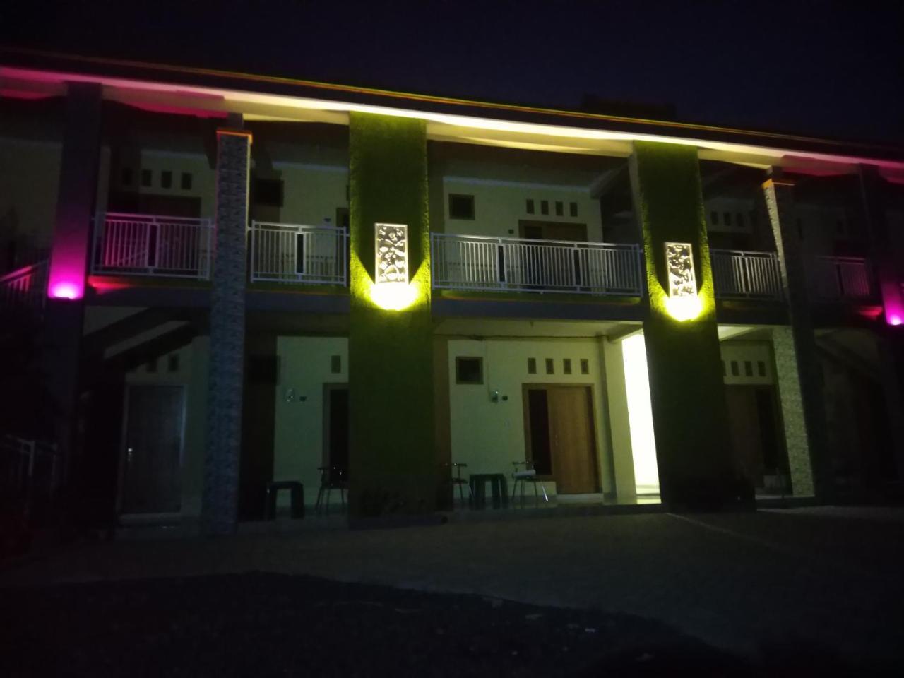 R3 Brawijaya Homestay Banyuwangi  Exteriör bild