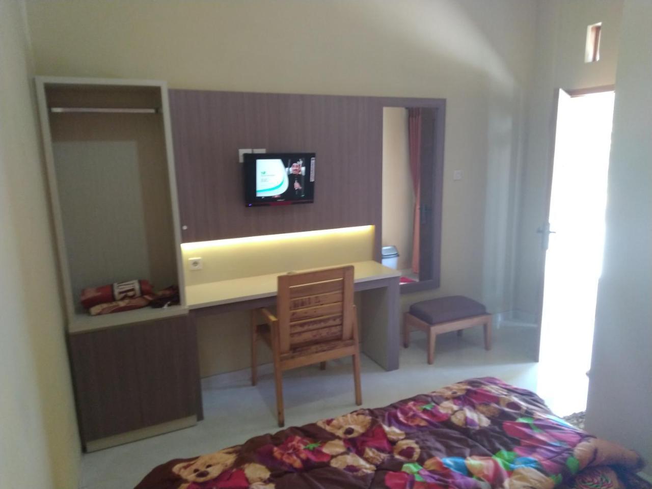 R3 Brawijaya Homestay Banyuwangi  Exteriör bild