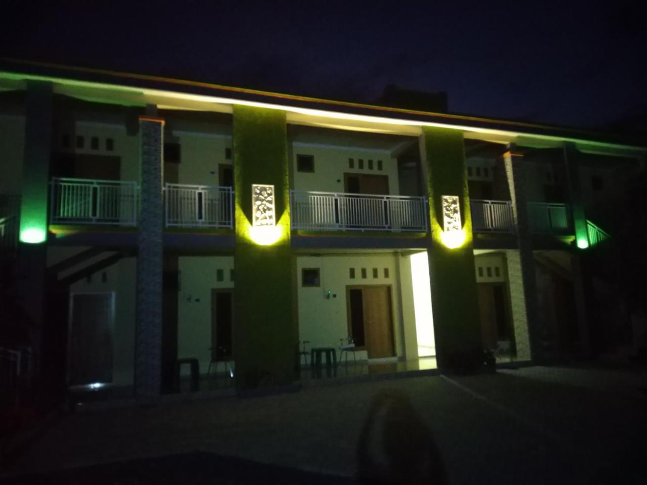 R3 Brawijaya Homestay Banyuwangi  Exteriör bild