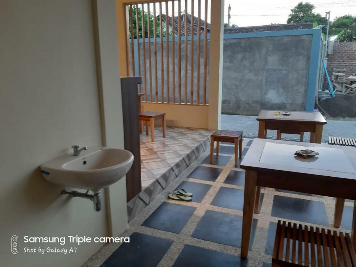 R3 Brawijaya Homestay Banyuwangi  Exteriör bild