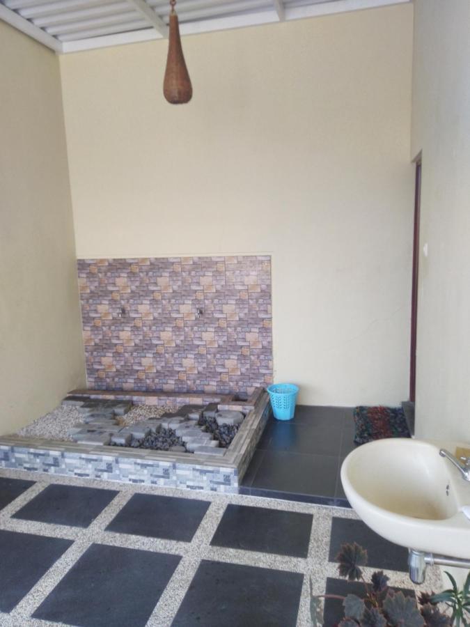 R3 Brawijaya Homestay Banyuwangi  Exteriör bild