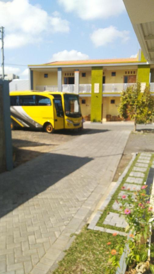 R3 Brawijaya Homestay Banyuwangi  Exteriör bild